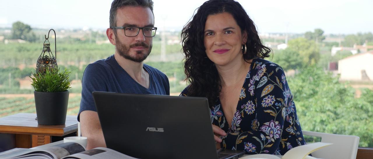 Los escritores Ana Ballabriga y David Zaplana, en Cartagena, ciudad en la que residen.