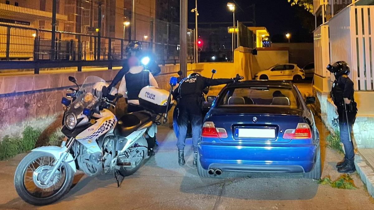 Agentes de la Policía Local junto al coche donde hallaron cogollos de marihuana.