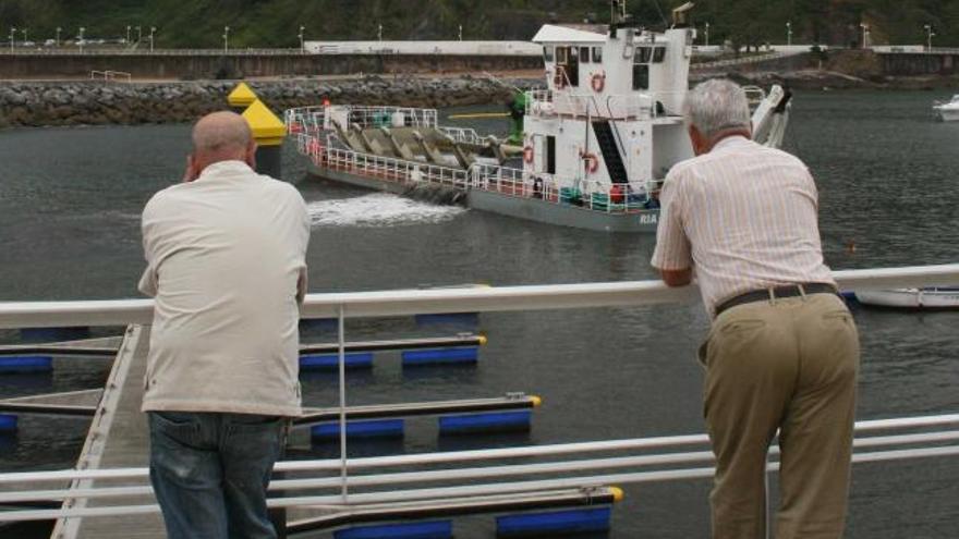 La draga de la ría de Navia, en el puerto de Candás.