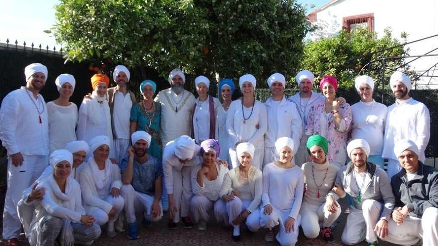 El maestro Sat Jaswant Gurú, sexto por la izquierda, transmite sus enseñanzas espirituales en el templo Khalsa.