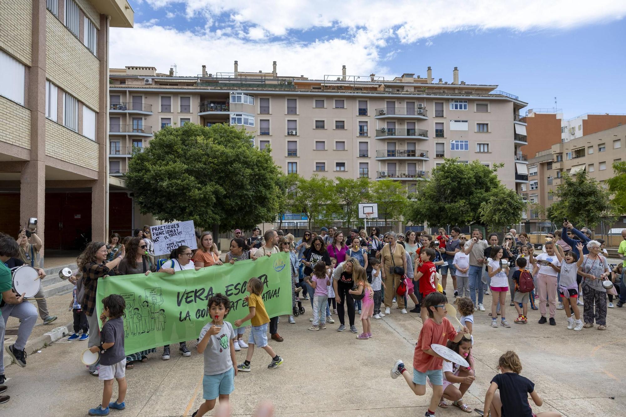 Más de un centenar de personas participan en la cacerolada contra la ampliación del CEIP Pràctiques de Palma propuesta por Educación