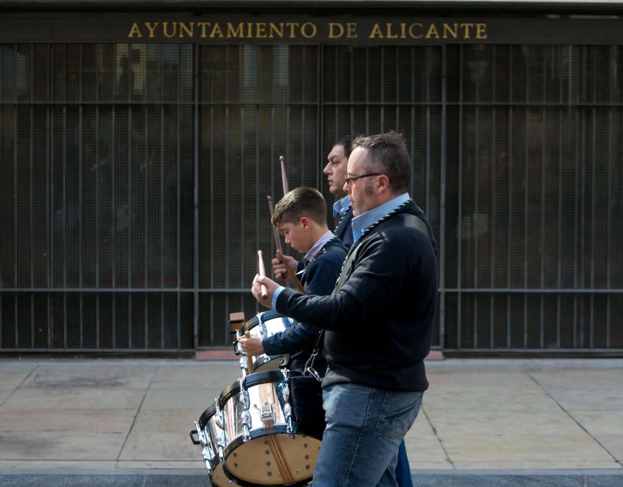 La plaza de Santa María se llena de unos 200 músicos para celebrar la Tamborrada