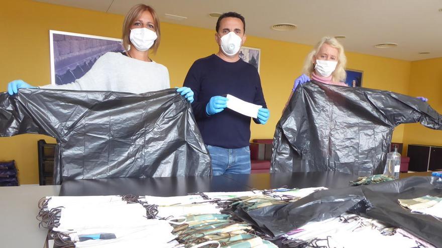 Una campaña en La Nucía elabora 700 mascarillas y 200 batas en una semana