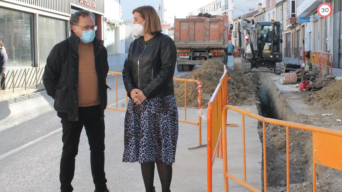 El concejal y la alcaldesa, en las obras de la avenida.