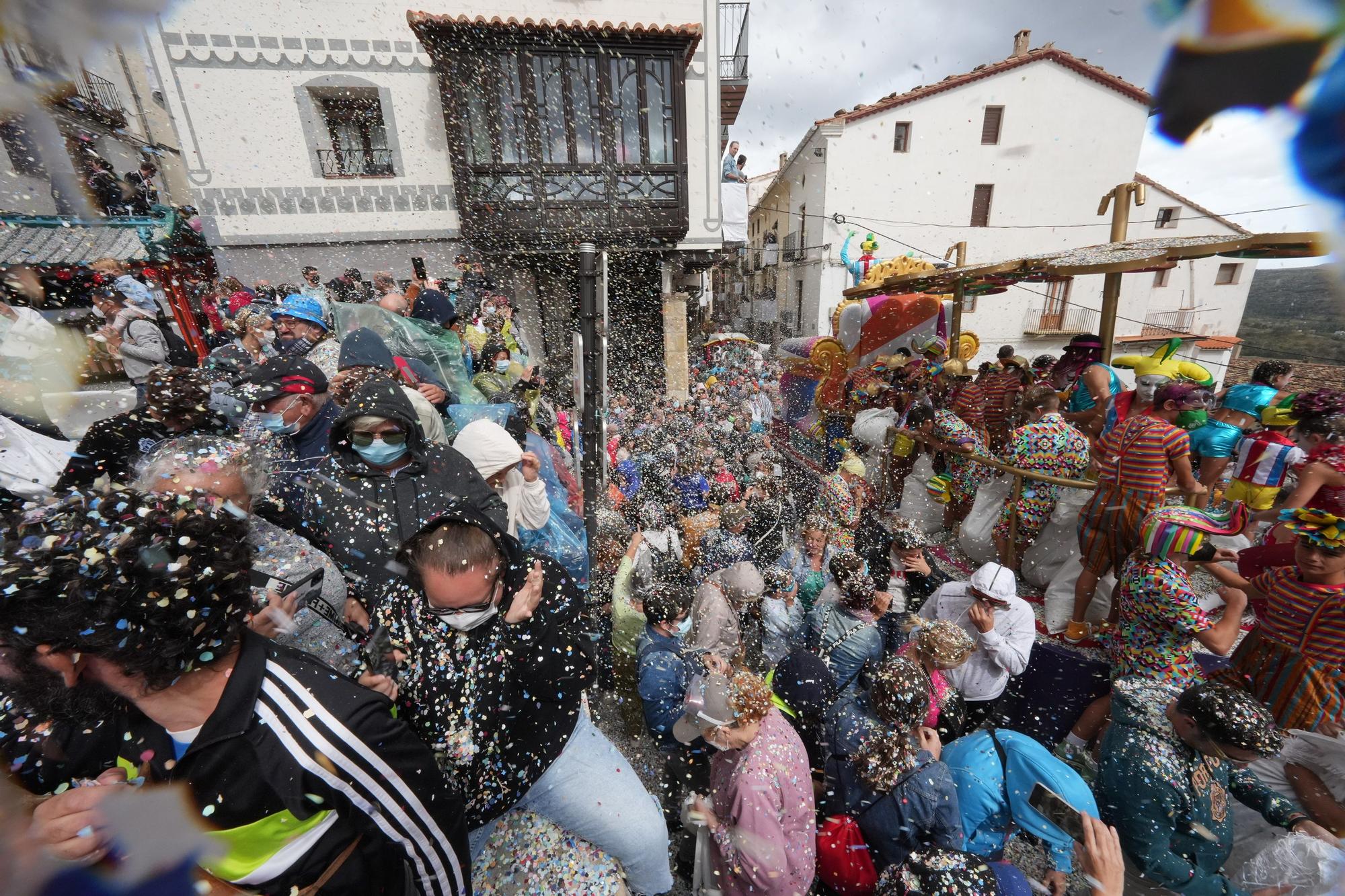 Búscate en el desfile de carrozas y disfraces de l'Anunci de Morella