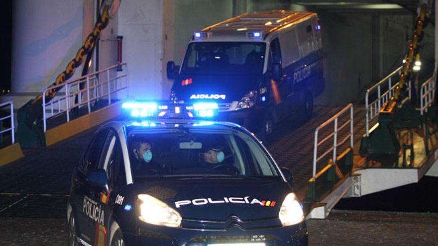 La policía trasladó a los inmigrantes en varios furgones tras llegar al puerto de Málaga.