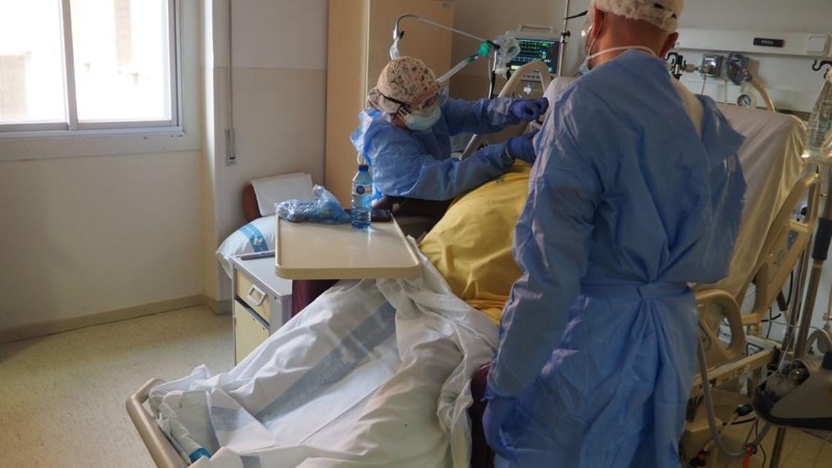 Professionals sanitaris atenent un pacient amb coronavirus.