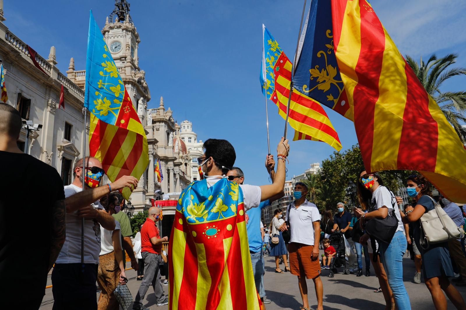 Adelantan la mascletà del 9 d'Octubre ante la aglomeración de gente en la plaza del Ayuntamiento