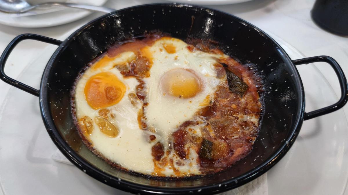 Huevos al plato con 'samfaina' de El Rebost d'Hostafrancs.