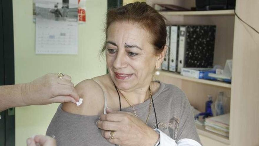 Una sanitaria del centro de salud de Bueu recibe la vacuna. // S.Á.