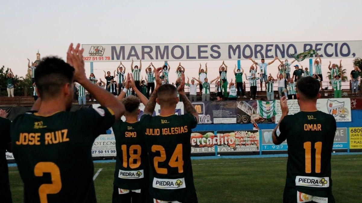 Los jugadores del Córdoba CF celebran la victoria frente al CD Coria junto a sus aficionados