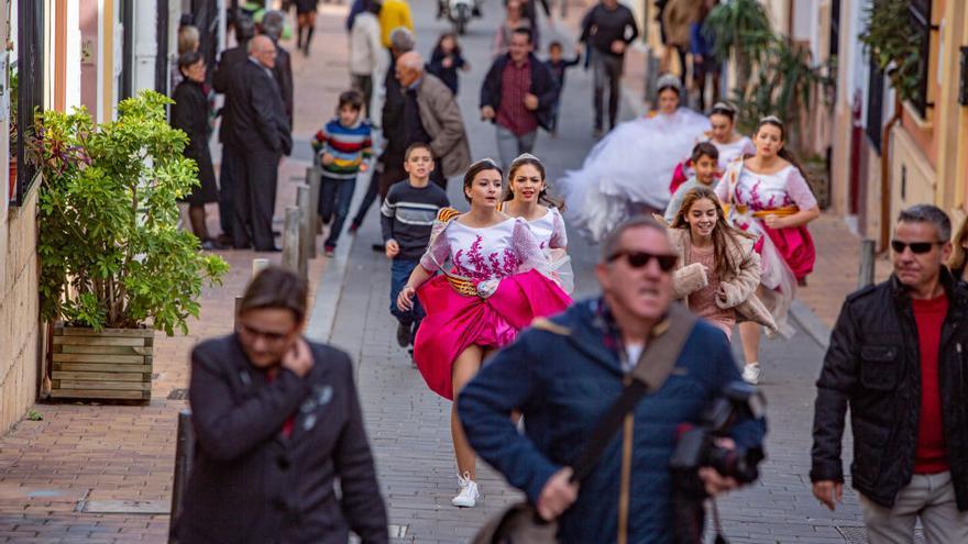 Sant Rafel &quot;corre&quot; a ritmo de traca hasta su ermita en La Nucía