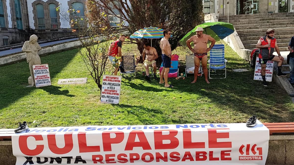 Participantes en la acampada ante el Hospital Provincial de Pontevedra.