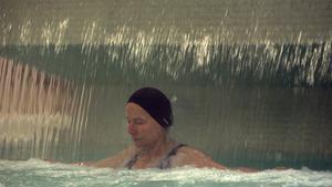 Una senyora es relaxa en un ’spa’ de Barcelona.