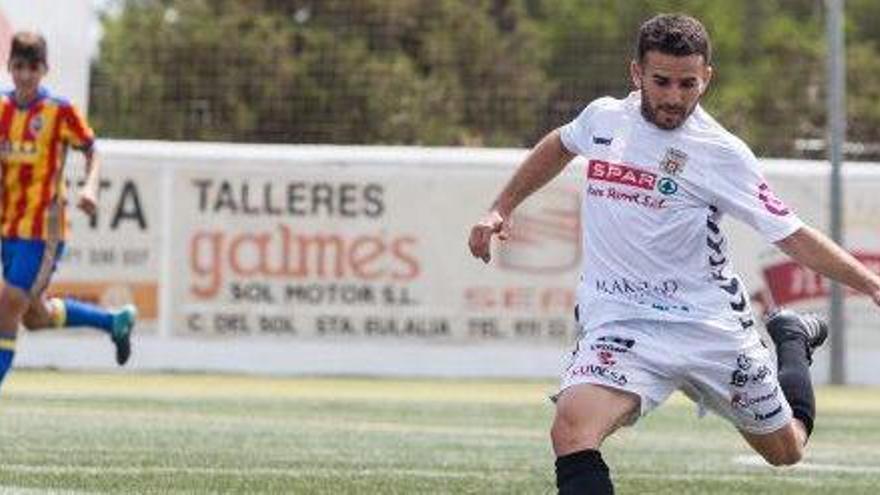 Pepe Bernal, centrocampista de la Peña, centra el balón durante el partido ante el Mestalla.