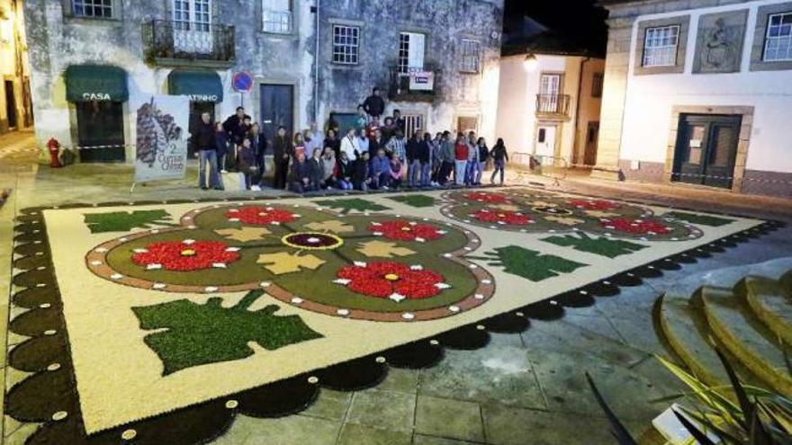 El grupo de alfombristas que participó en la elaboración de la alfombra floral en Monçao. // A. Hernández