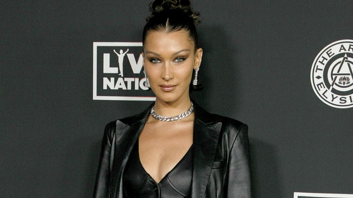 Bella Hadid con un look 'total black'