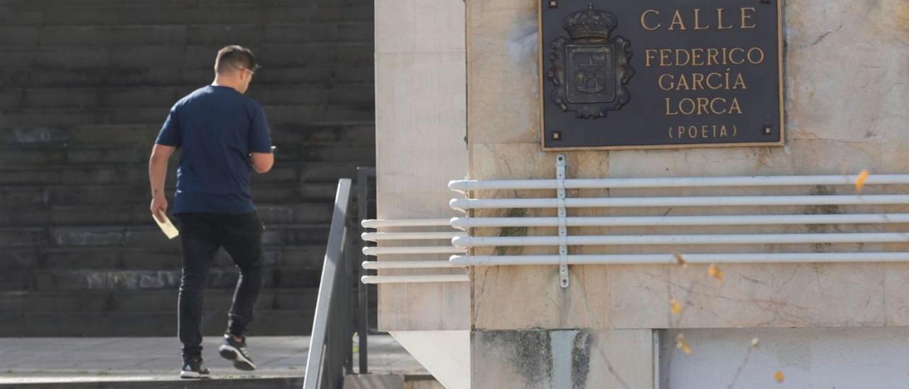 La placa de la calle Federico García Lorca, que sustituye desde esta semana a la de Indalecio Prieto en la calle que antes llevaba el nombre del histórico líder socialista. | Miki López