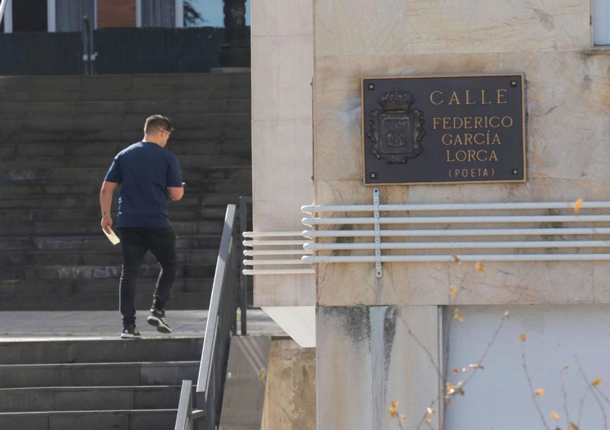 La placa de la calle Federico García Lorca, que sustituye desde esta semana a la de Indalecio Prieto en la calle que antes llevaba el nombre del histórico líder socialista. | Miki López