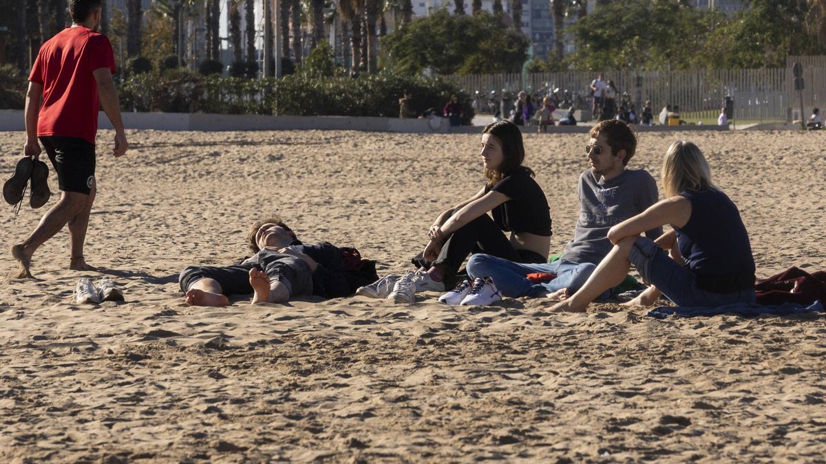Un grupo de amigos, en la playa, ayer.