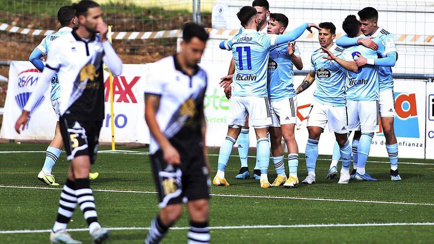 Los jugadores del Celta B se abrazan tras lograr el primer gol. | // LA GACETA