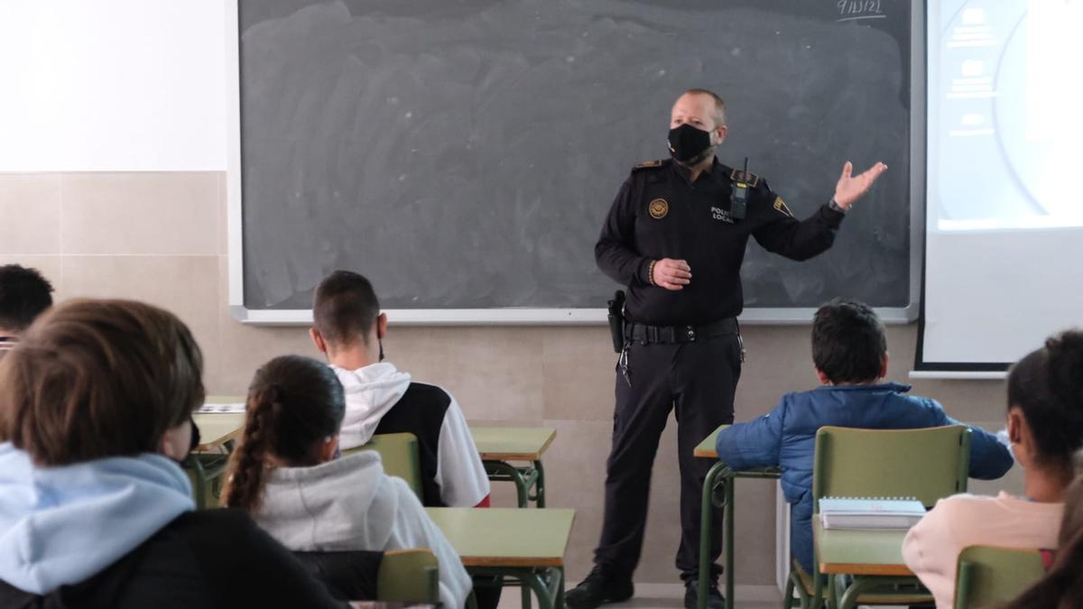 El Agente Tutor de la Policía Local de Petrer, José Francisco Martínez, durante una de sus charlas en los institutos de la localidad.