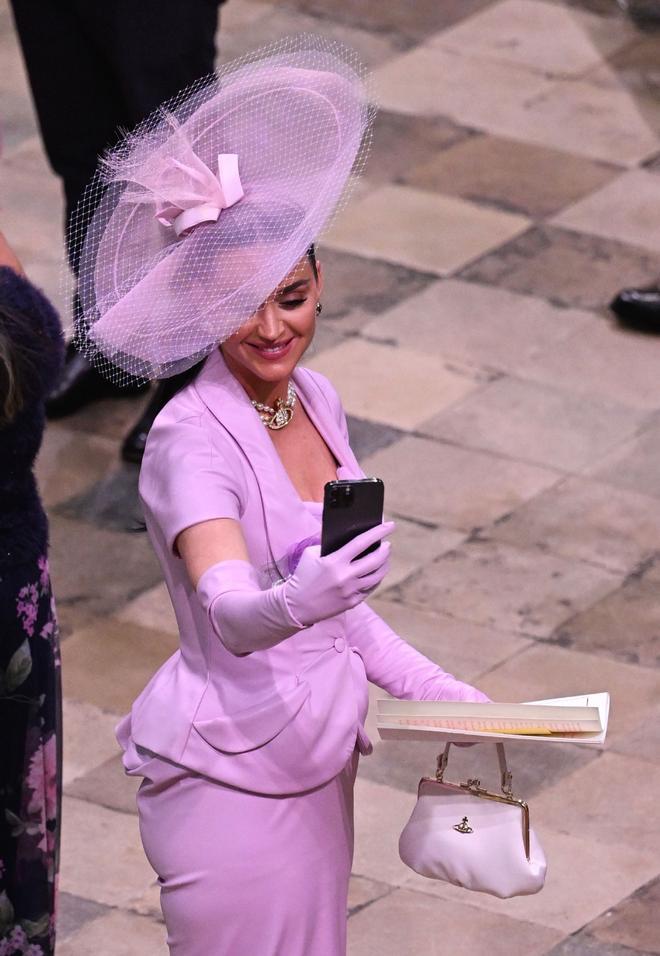 Katy Perry en la coronación de Carlos III con su maxi tocado