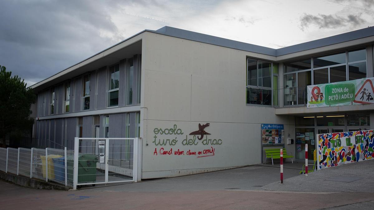 Fachada de la escuela Turó del drac de Canet de Mar.