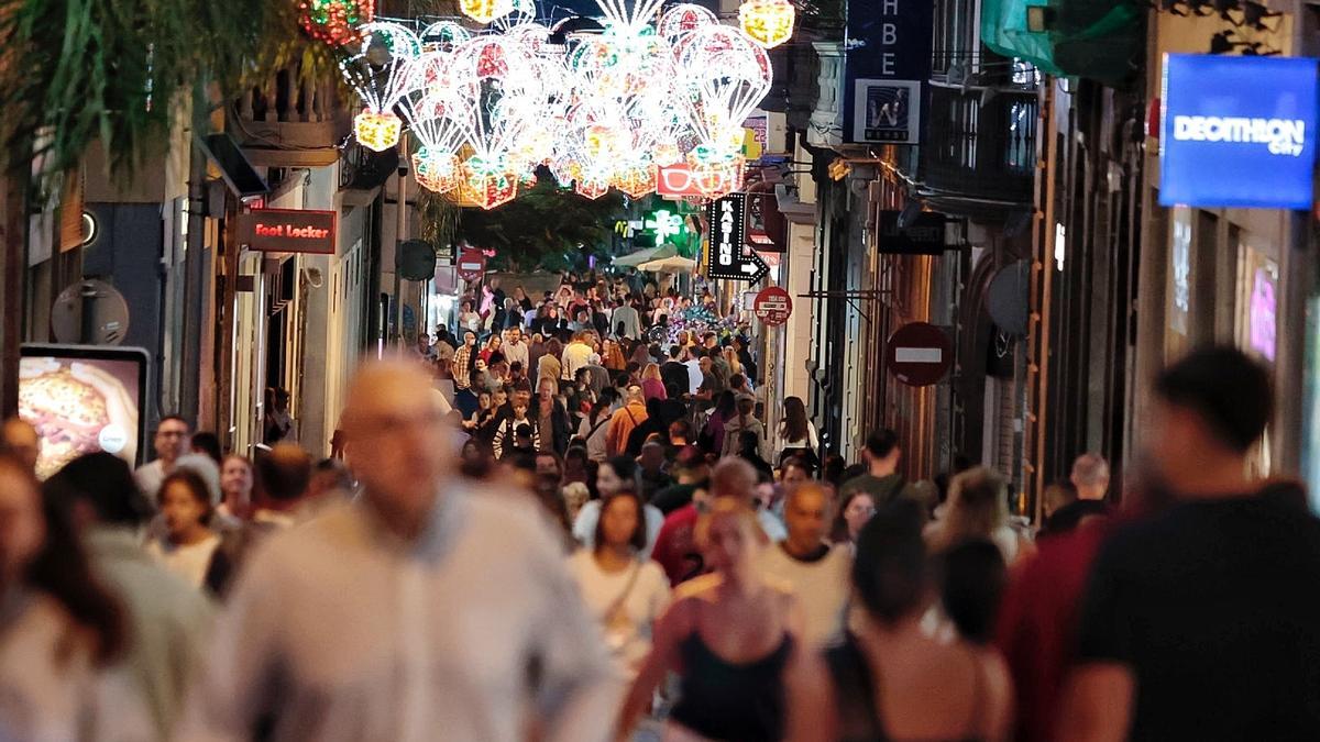 Compras navideñas en la calle Castillo, en Santa Cruz.