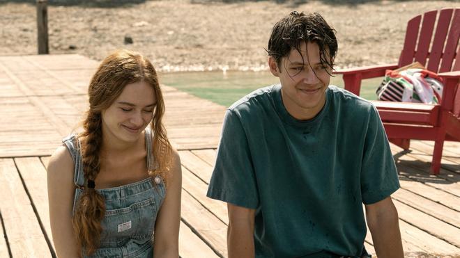 Sadie Soverall (Percy Fraser) y Matt Cornett (Sam Florek)
