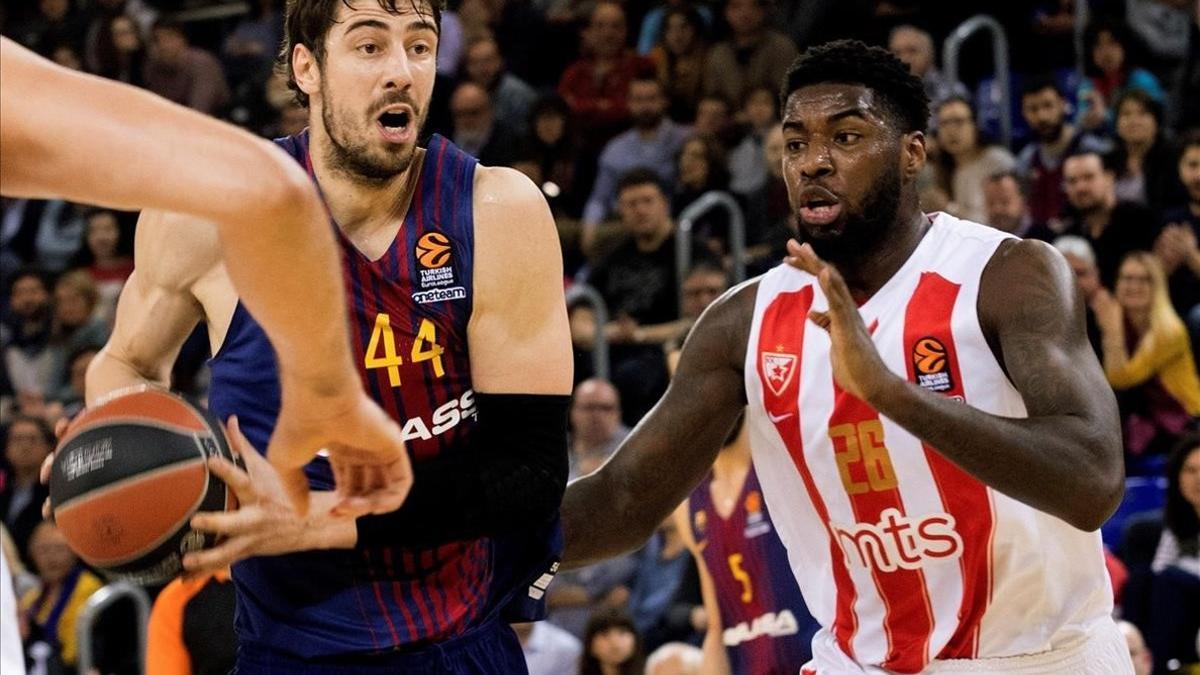 El pívot azulgrana Tomic intenta superar a Lessort en el partido del Palau