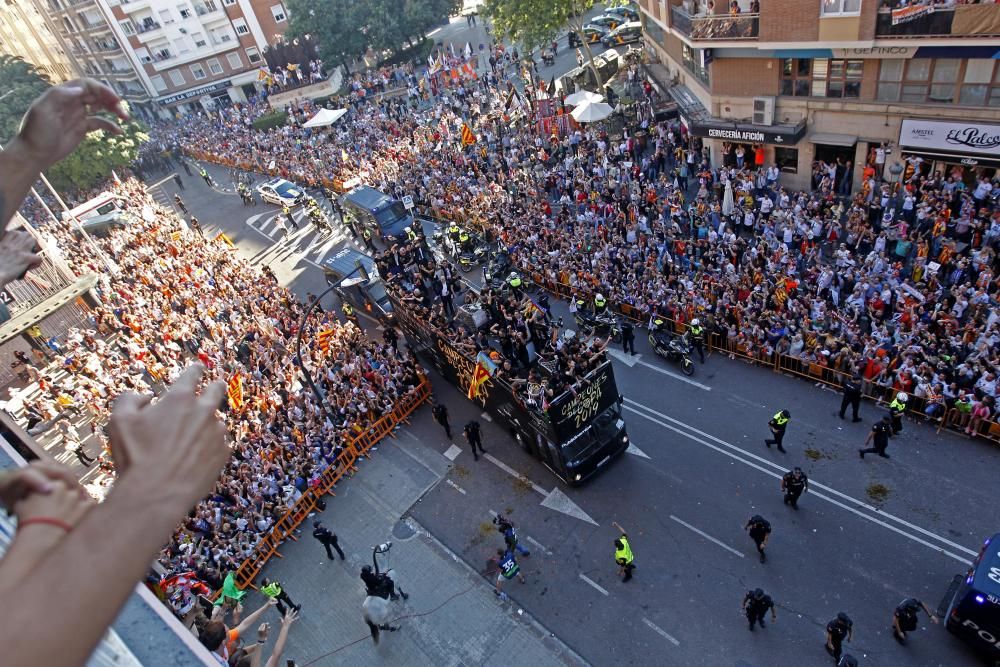 La fiesta del Valencia CF con la afición