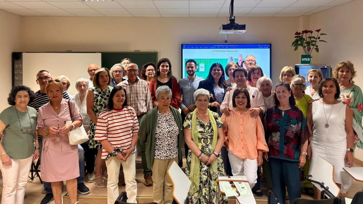 Foto de familia de la clausura de la UNED Senior de Benavente con alumnos y autoridades.