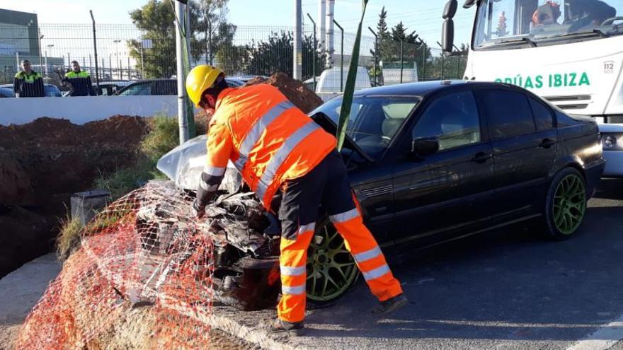 Un momento del rescate del coche.