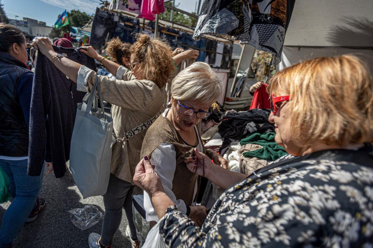 El histórico mercado ambulante inicia un exilio temporal: las obras de reforma del barrio exigen dejar libres las calles del Acer, de la Metal·lúrgia y del Crom, donde los puestos comerciales llevaban más de 50 años asentados. La nueva ubicación es desde el cruce de la calle de los Ferrocarrils Catalans con calle Foc hasta el cruce de la calle de la Mare de Déu de Port con el de calle Motors.