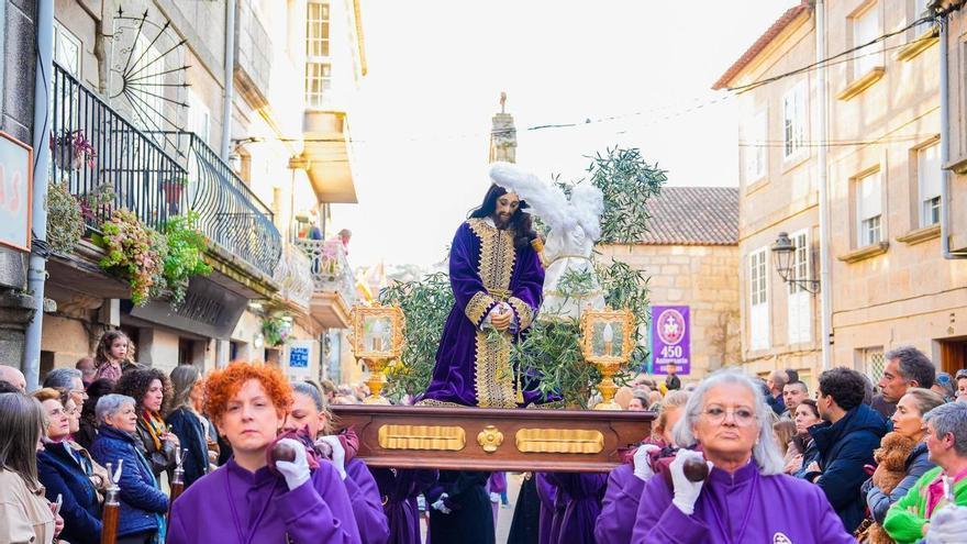 Multitudinaria procesión de los Pasos de Baiona