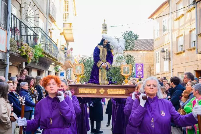 Multitudinaria procesión de los Pasos de Baiona