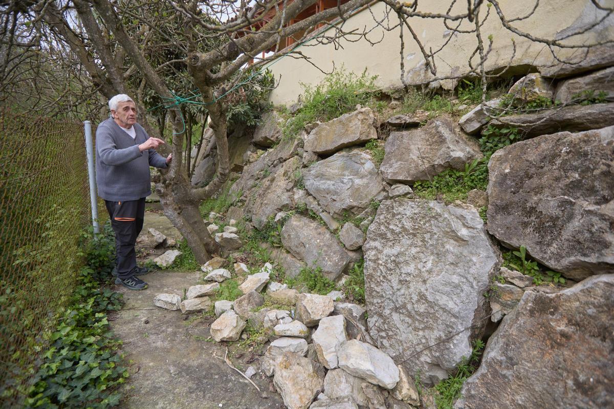 Les fotos dels desperfectes en una casa per les obres de la variant d'Anglès
