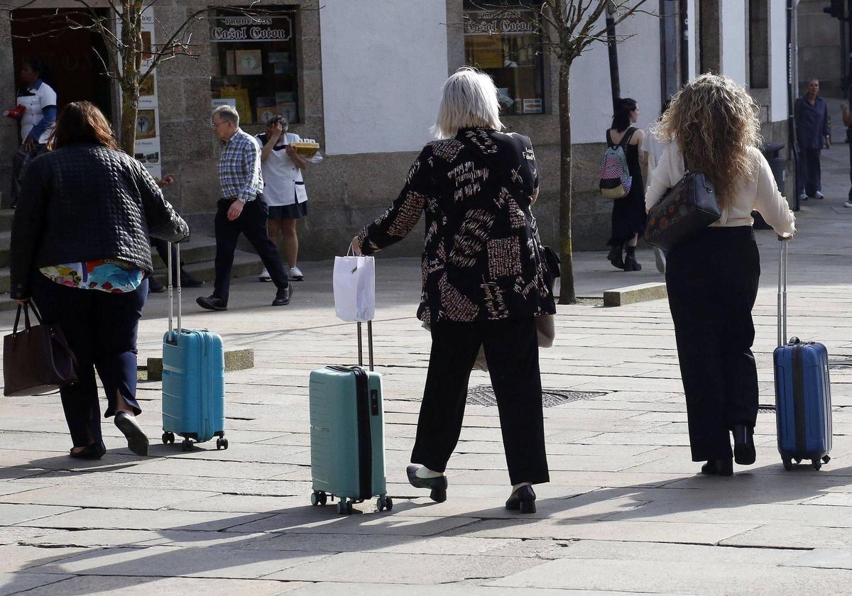 Turistas con maletas en Santiago el pasado mes de diciembre