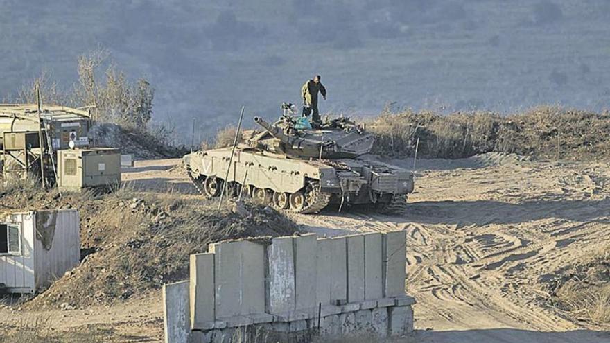 Un tanque israelí circula por el lugar donde impactaron los proyectiles sirios lanzados contra los Altos del Golán. // Efe