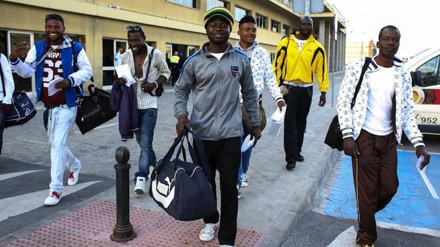 Parte del grupo de inmigrantes que ha llegado hoy al puerto de Málaga.