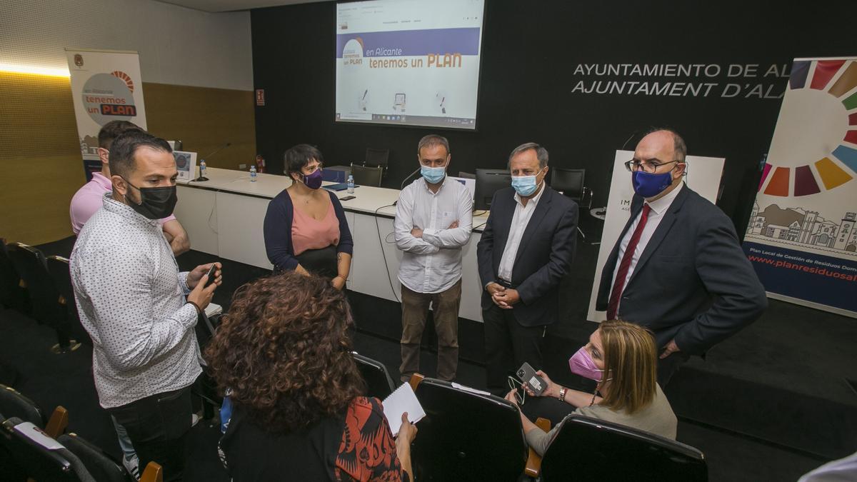 Representantes de la oposición municipal, junto al edil y el jefe de servicio