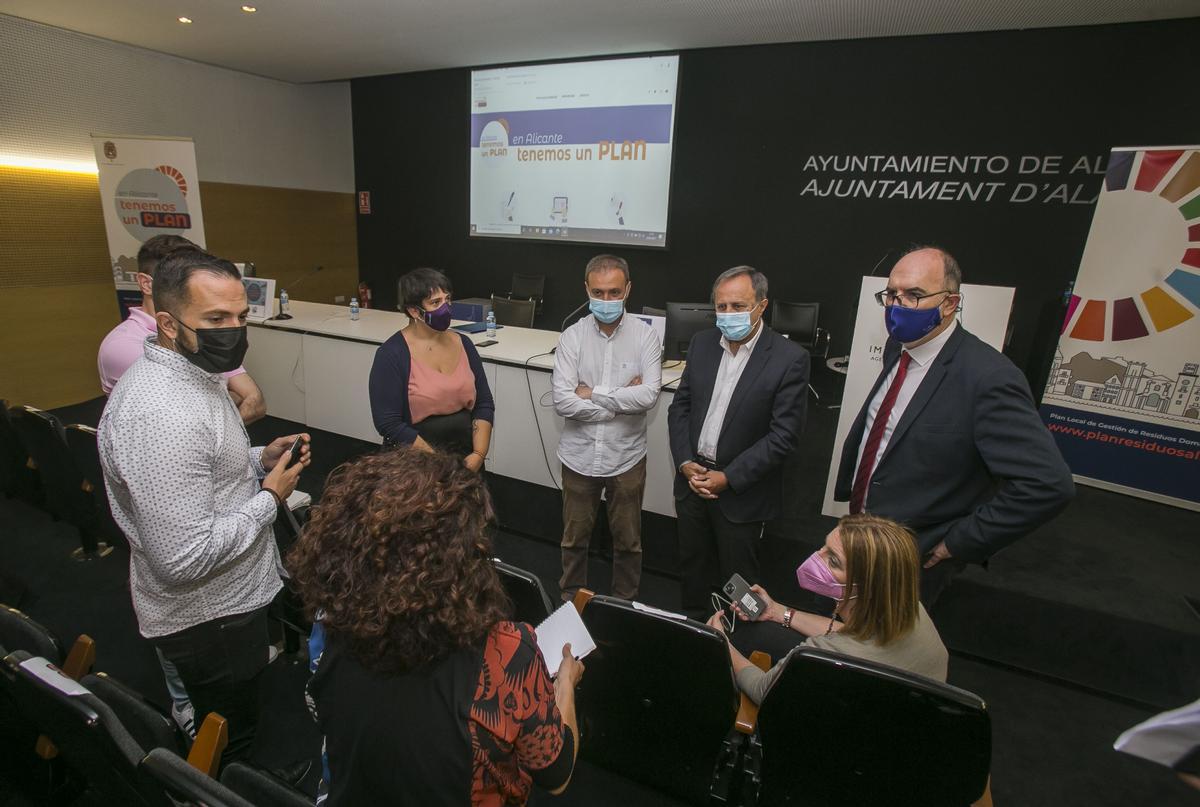 Representantes de la oposición municipal, junto al edil y el jefe de servicio