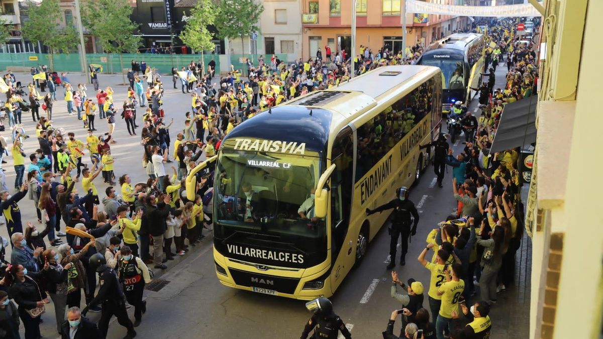Fani Villarreal witają autobus Submarino w zeszły czwartek.