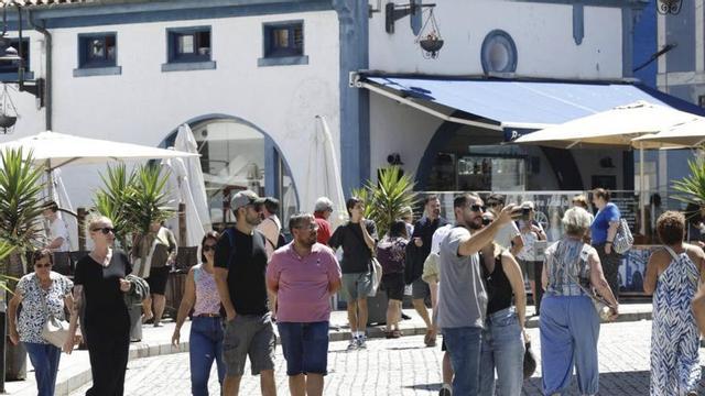 Visitantes en La Ribera, en Cudillero. | MIKI LÓPEZ