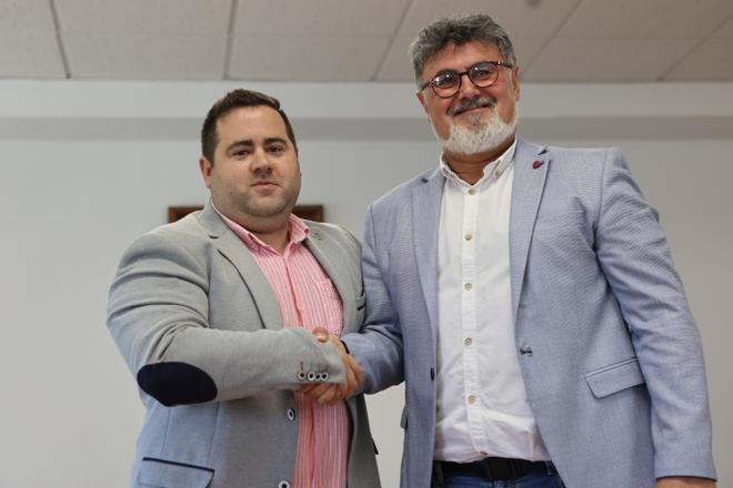 El socialista Saúl Serrano y el valencianista Vicent Molina tras firmar el pacto de gobierno en Muro este miércoles.