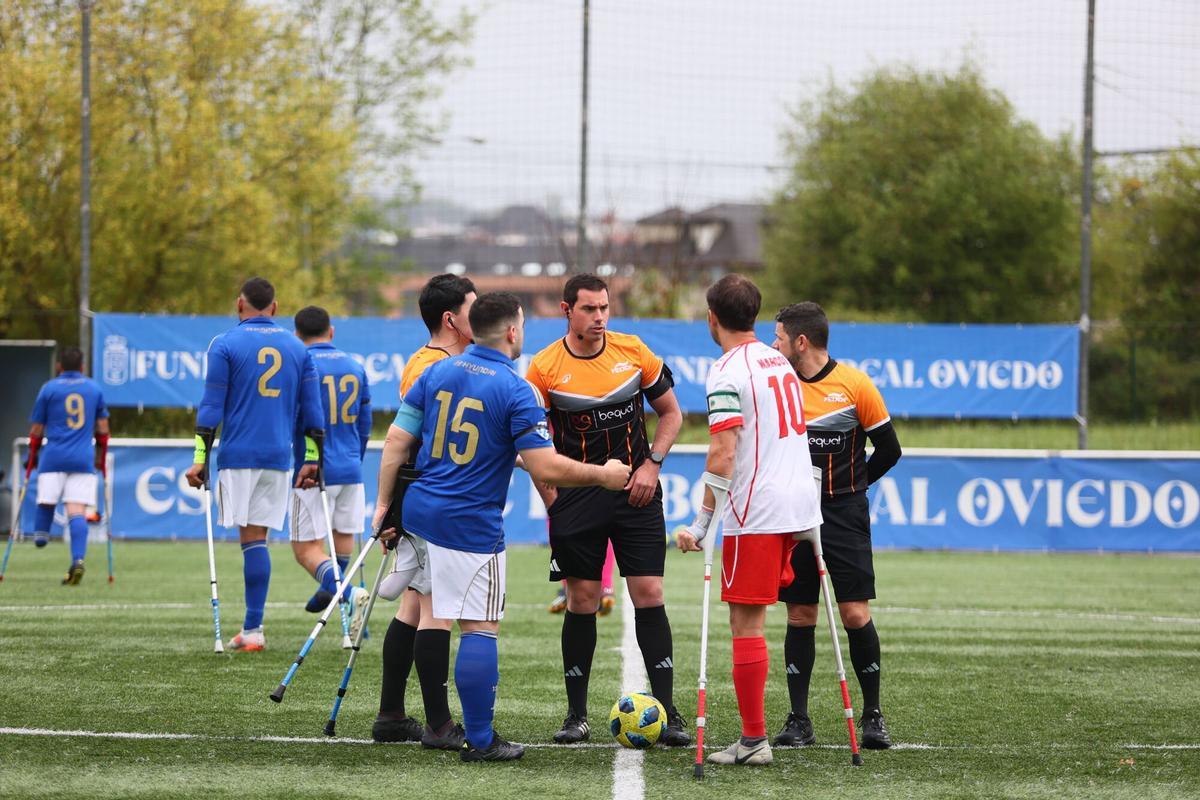 EN IMÁGENES: Así se juega al fútbol con una pierna menos y dos muletas EN IMÁGENES: Así se juega al fútbol con una pierna menos y dos muletas