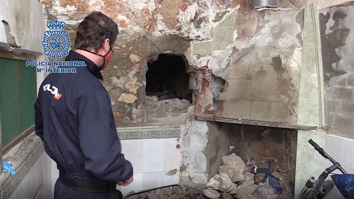 La Policía Nacional descubre el coche desguazado en una cueva tapiada de una casa de Pinoso.