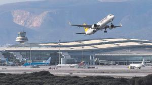 Un avión despega del aeropuerto de El Prat