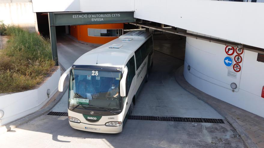 Un autobús sale del interior de la estación de la ciudad de Ibiza, junto a sa Colomina.